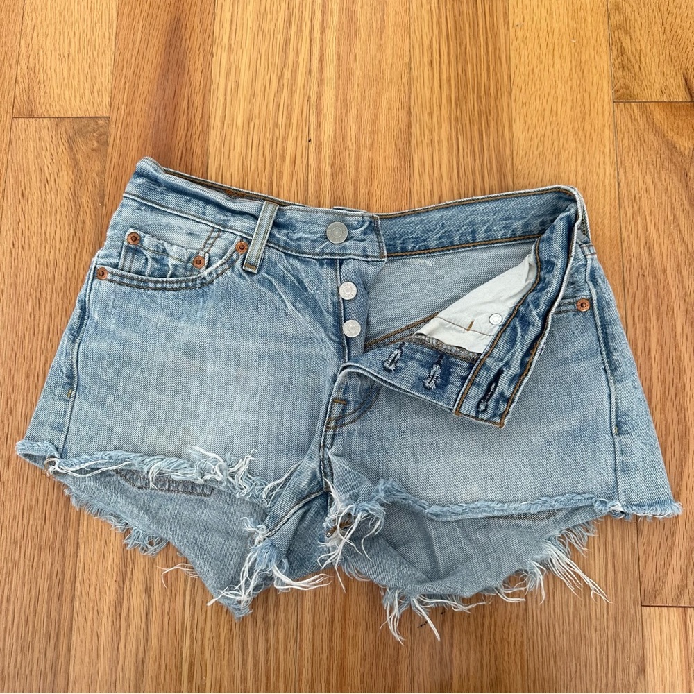 Levi’s Light Wash Jean Shorts - Size 25